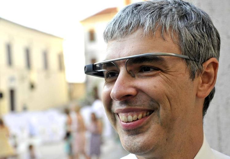 Larry Page, co-fondateur de Google porte des Google Glass tout sourire en 2014