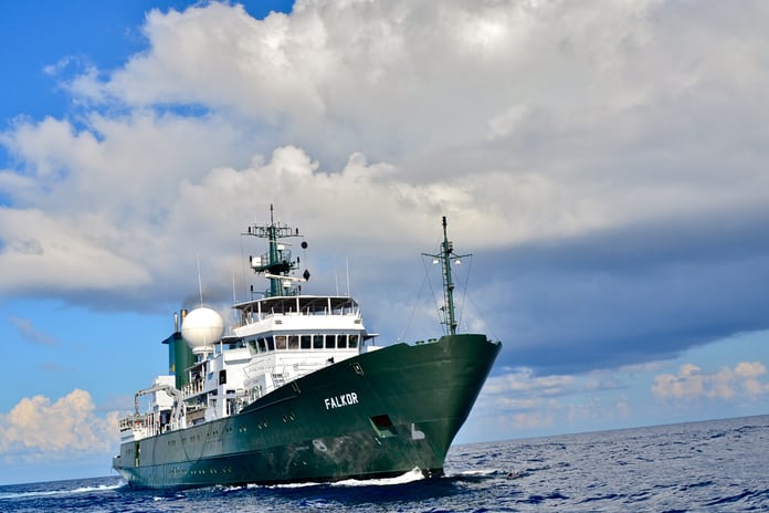 Bateau utilisé de l'équipe de recherche pour étudier le volcan