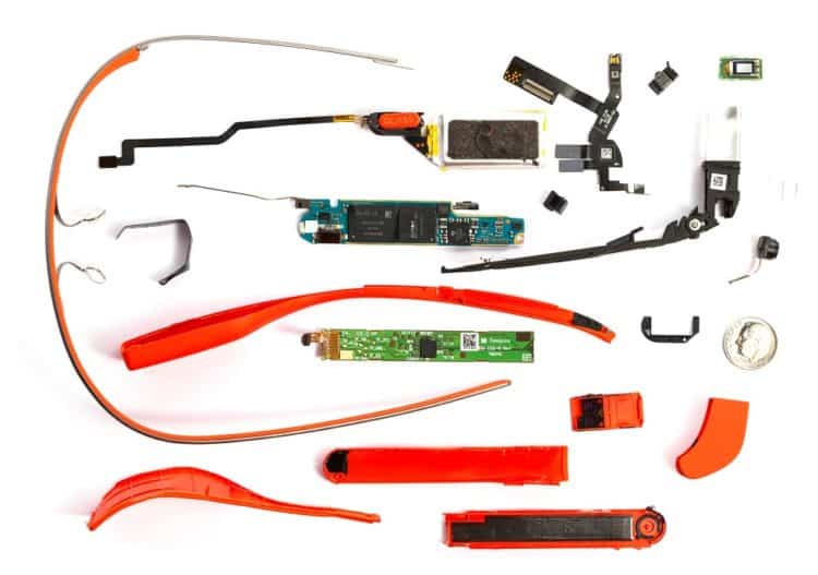 Les Google Glass, lunettes de réalité augmentée, démontées