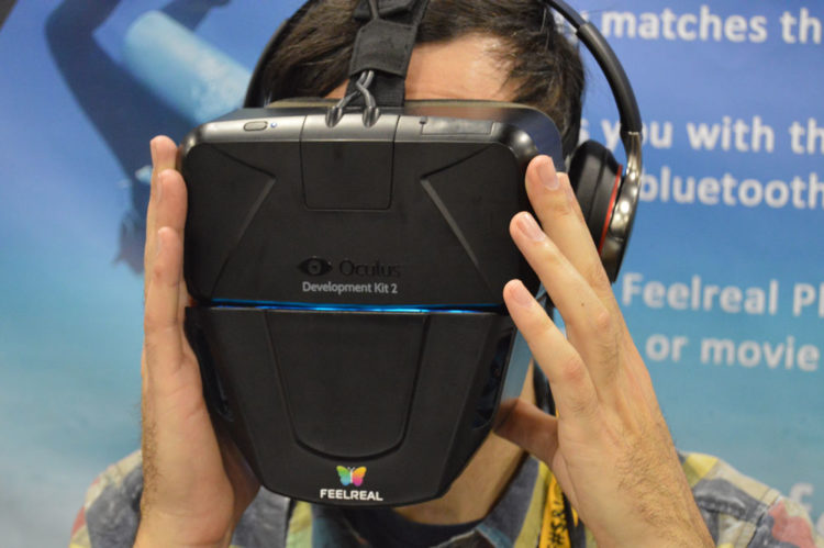 VR accessoires top deplacer odeurs toucher sens omni realfeel gloveone leap motion meilleurs virtuix roto