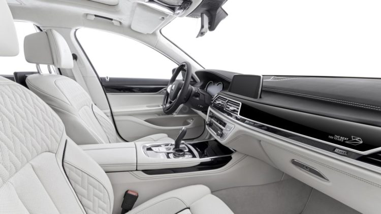 BMW automobile voiture CES véhicule transport technologie hologramme tableau de bord contrôle contact connecté autonome recherche présentation intégration retour haptique pad configuration service