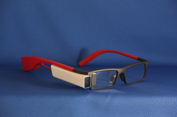Lumus HTC levée de fonds investissement lunetes smartglass eyewear écran transparence brevet technologie lentille réflecteurs intégration marché développement leader champ de vision secteur médical électronique grand public
