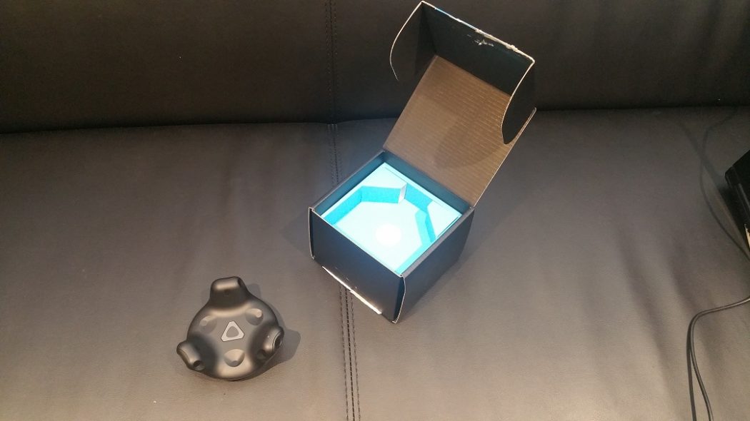 HTC Vive Tracker face connectique prise dosdesign box