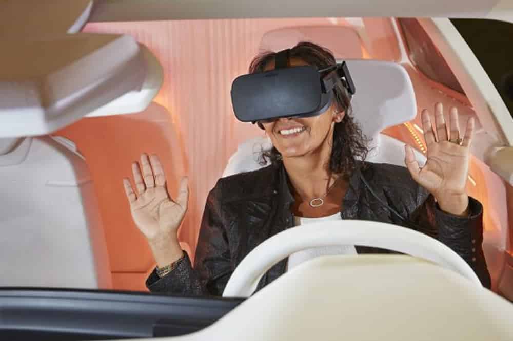 Ubisoft Renault expérience en réalité virtuelle à bord de la voiture autonome Symbioz Demo Car