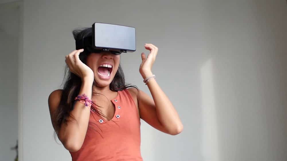 Vidéos de personnes effrayées par un jeu en réalité virtuelle VR terreur épouvante réactions drôles