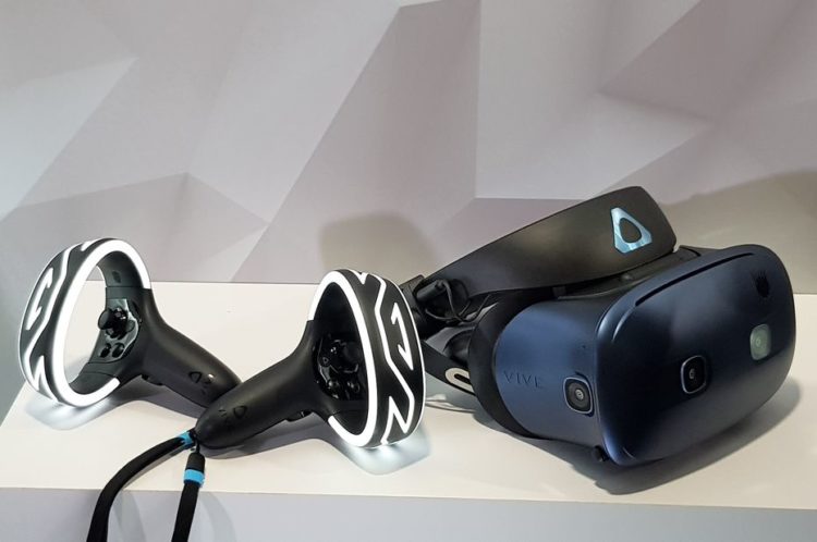 HTC Vive Cosmos contrôleurs