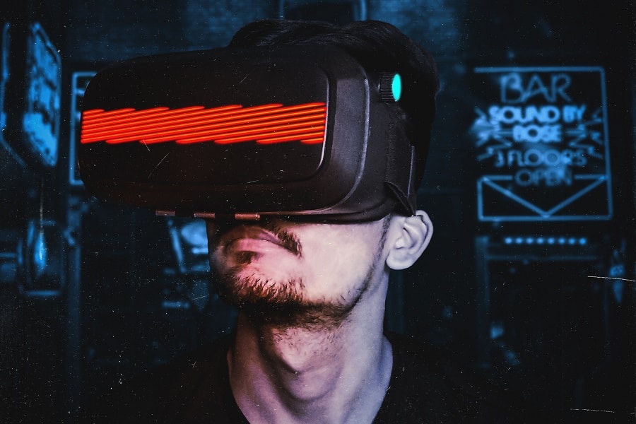 homme avec casque VR et grosse barre rouge au milieu