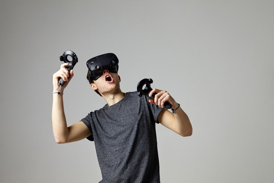 homme avec casque HTC Vive étonné