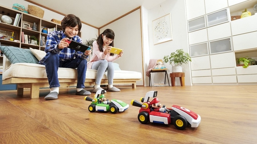 enfants jouant à Mario Kart live home circuit