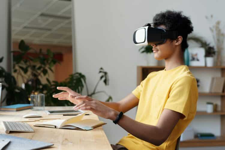 logiciel SightLab VR - un jeune homme avec un casque VR entrain de taper un clavier virtuel