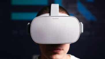 nouvelles données sur la RA - un homme avec un casque VR blanc Oculus