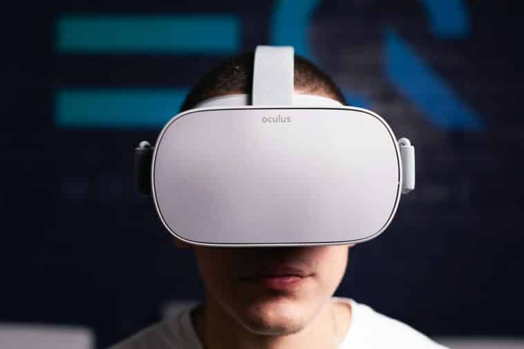 nouvelles données sur la RA - un homme avec un casque VR blanc Oculus