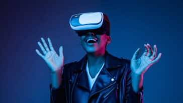 Pièce de théâtre VR - young-woman-using-vr-glasses-with-neon-lights