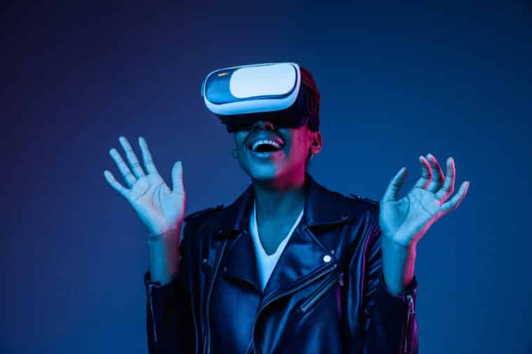 Pièce de théâtre VR - young-woman-using-vr-glasses-with-neon-lights