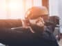 Homme qui regarde du porno avec un oculus rift