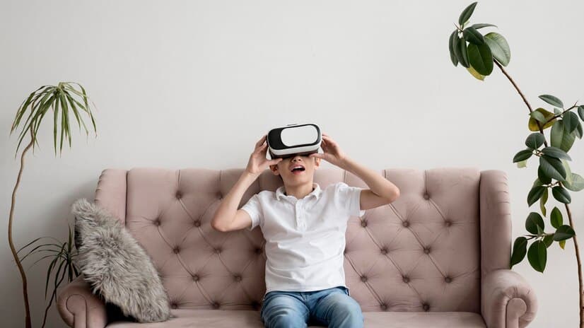 un garcon qui utilise un casque VR