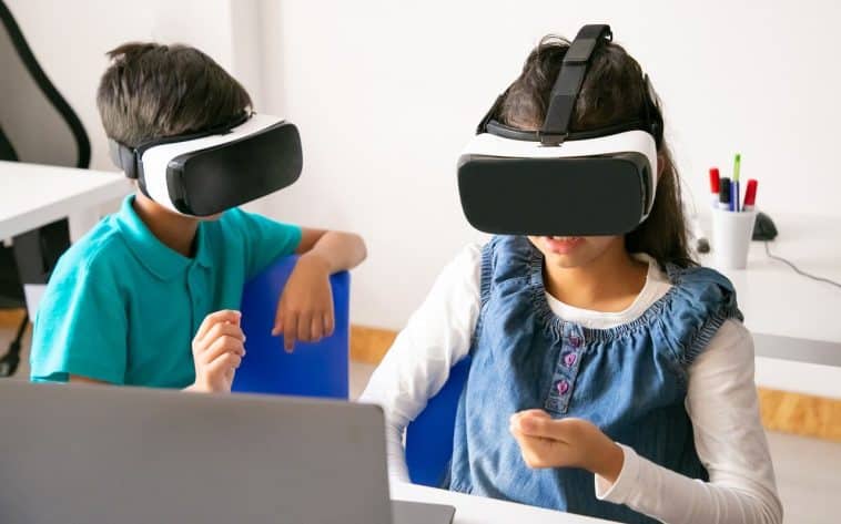 Enfants avec un casque VR