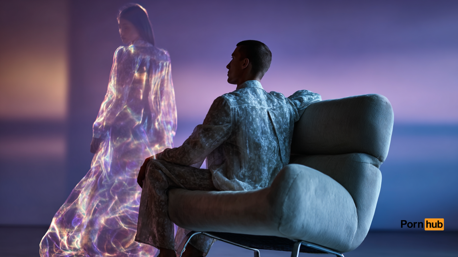 Silhouette féminine holographique en tissu fluide face à un homme assis dans un fauteuil, prêt pour du porno VR hétéro