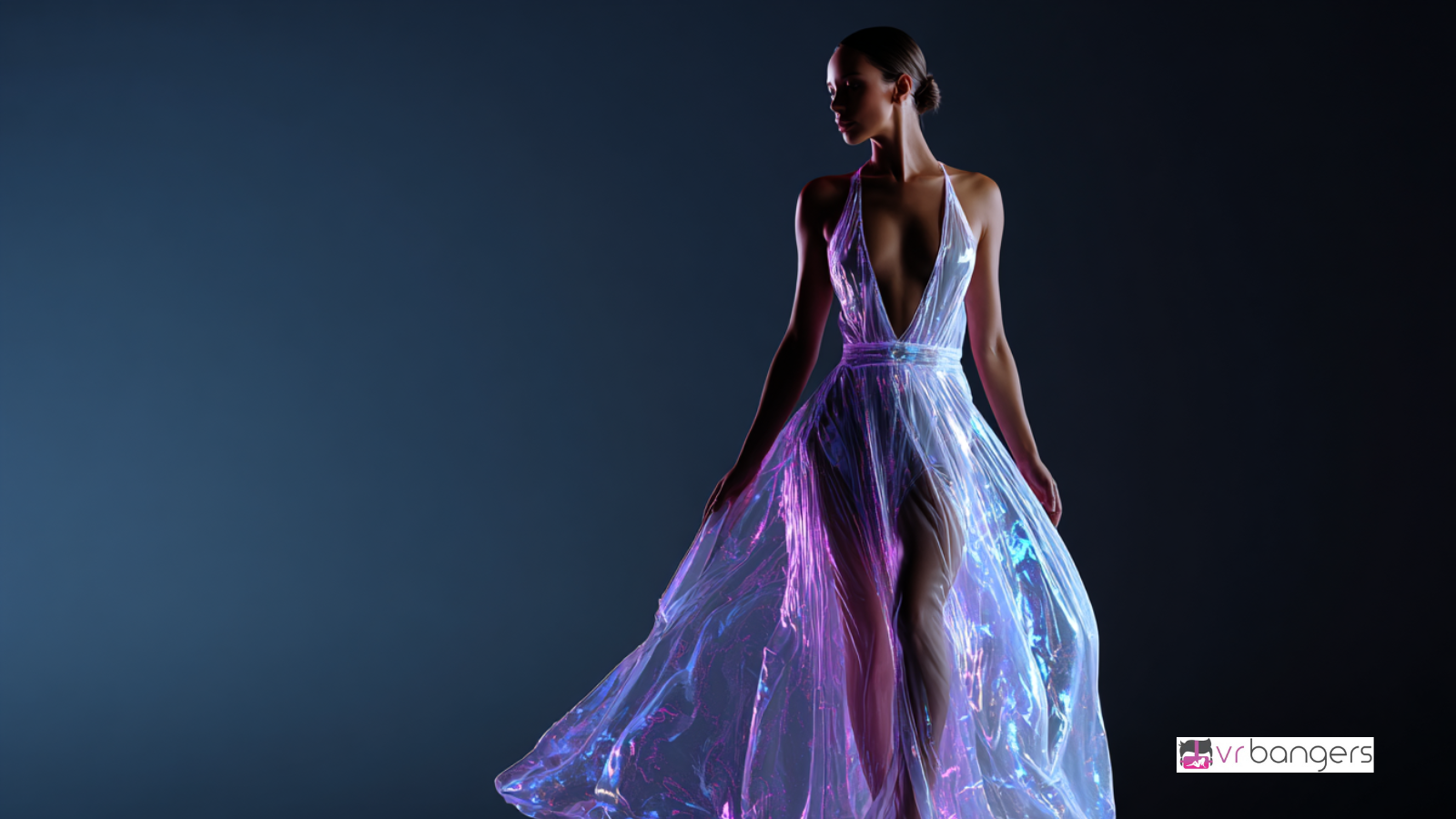 Silhouette féminine holographique en body lumineux dans un studio sombre avec éclairage néon artistique.