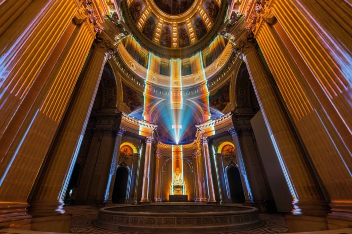 À Paris, une expérience immersive inédite appelée AURA Invalides vient d'être lancée.