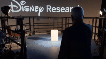 Au cœur du laboratoire Imagineering de Disney à Glendale, en Californie, une démonstration révèle le potentiel des sols HoloTile et des droïdes intelligents.