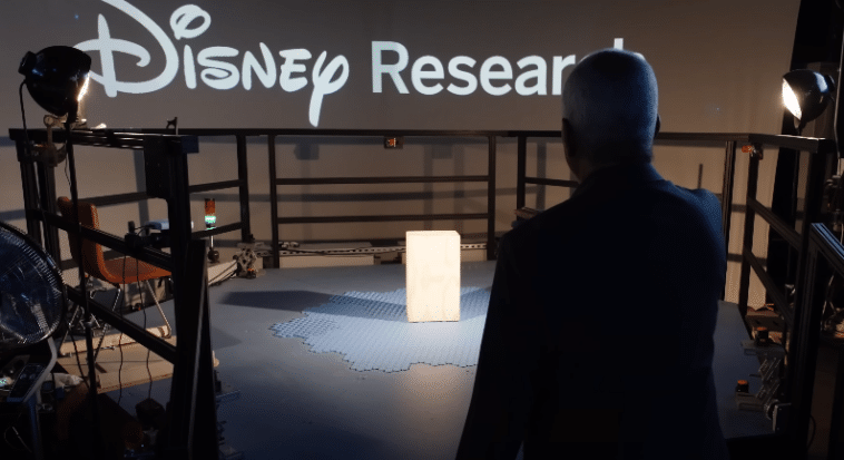 Au cœur du laboratoire Imagineering de Disney à Glendale, en Californie, une démonstration révèle le potentiel des sols HoloTile et des droïdes intelligents.