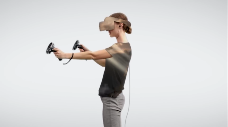 Femme qui porte un casque VR et des manettes