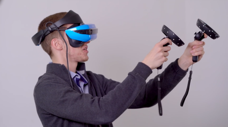 Homme qui porte un casque VR et des manettes