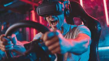 Joueur concentré dans un simulateur de course VR, casque sur la tête, volant en main, en pleine immersion.