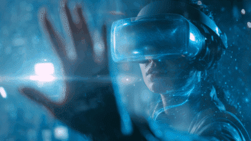 Personne utilisant un casque VR dans un décor futuriste bleu, interagissant avec un univers virtuel immersif.