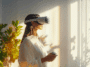 Apple Vision Pro 2 femme avec son casque VR