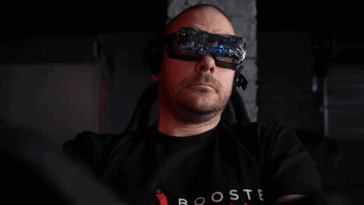 Bigscreen Beyond 2 homme portant un casque VR