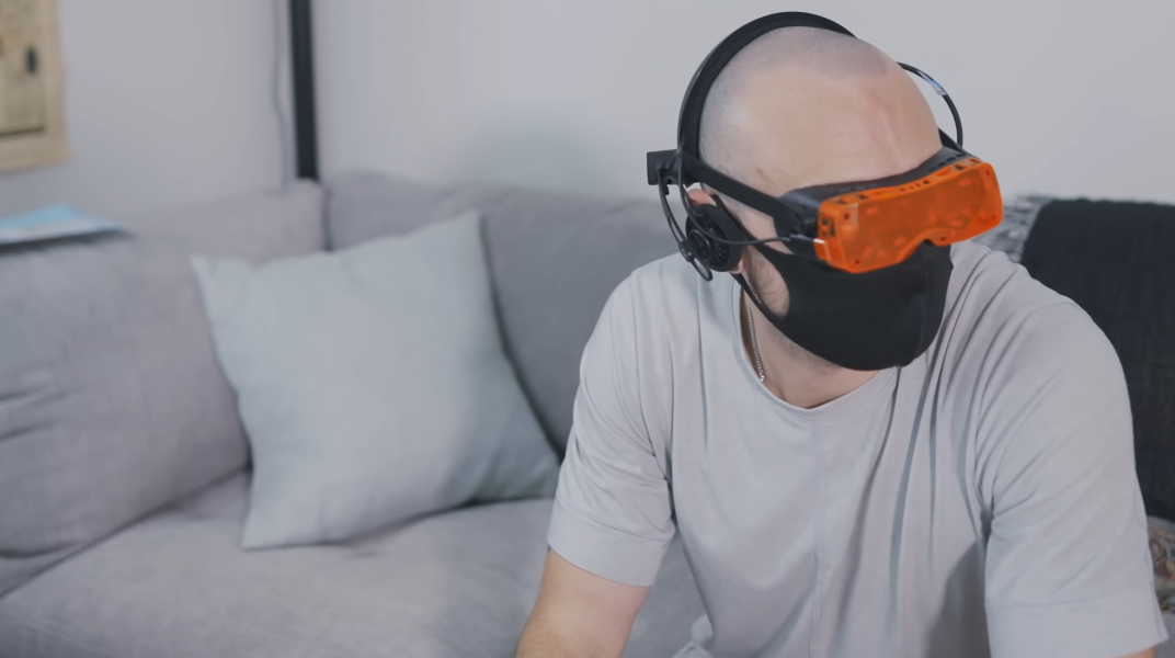 Bigscreen Beyond 2 homme portant un casque VR