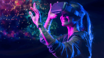 Meta Quest 3 Lite femme interagisant en VR avec on casque