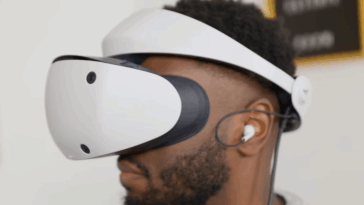 PlayStation VR2 PC homme portant un casque VR