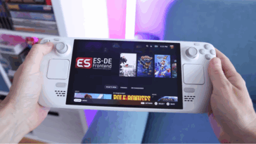Mains qui tiennent un SteamDeck