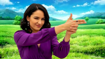 une femme faisant semblant de tirer avec sa main