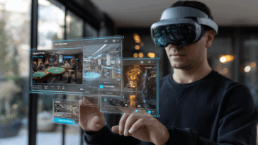 Utilisateur avec un casque VR comparant plusieurs salles de jeux virtuelles via des fenêtres holographiques, affichant des options avec étiquettes de sécurité, graphismes et bonus.