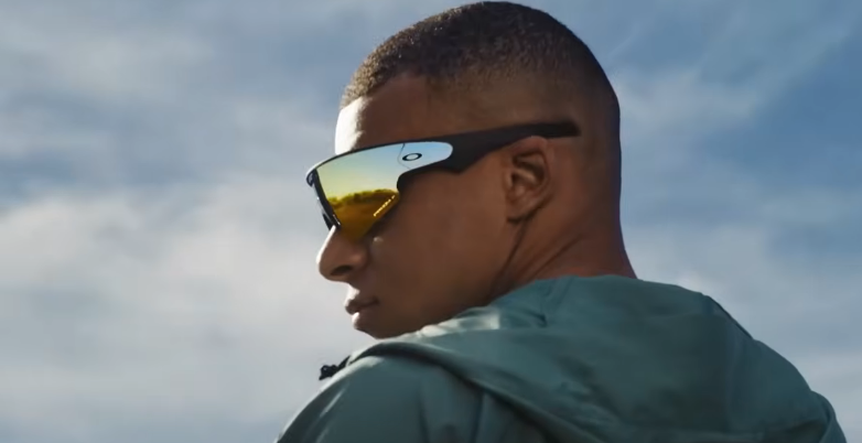 Mbappé porte les lunettes Oakley Meta
