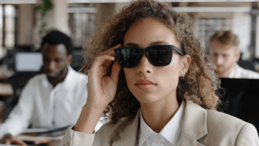 Un utilisateur porte les lunettes à LED Meta pour filmer ses collègues