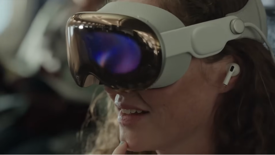 femme qui porte le casque M5 Vision Pro