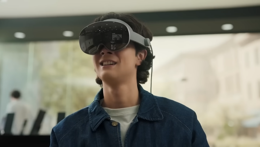 homme portant un casque xr