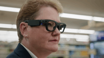 femme qui porte les Lunettes connectées Meta Aria Gen 2