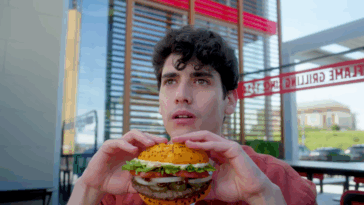 Homme en train de manger un burger