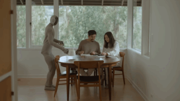 Robot neo qui nsert des personnes à table