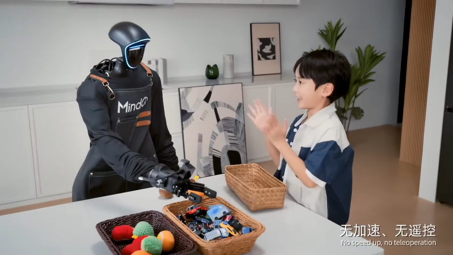 robot Unitree qui joue avec un enfant