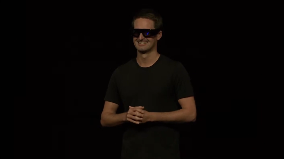 Homme présentant les lunettes AI Snap AR Spectacles