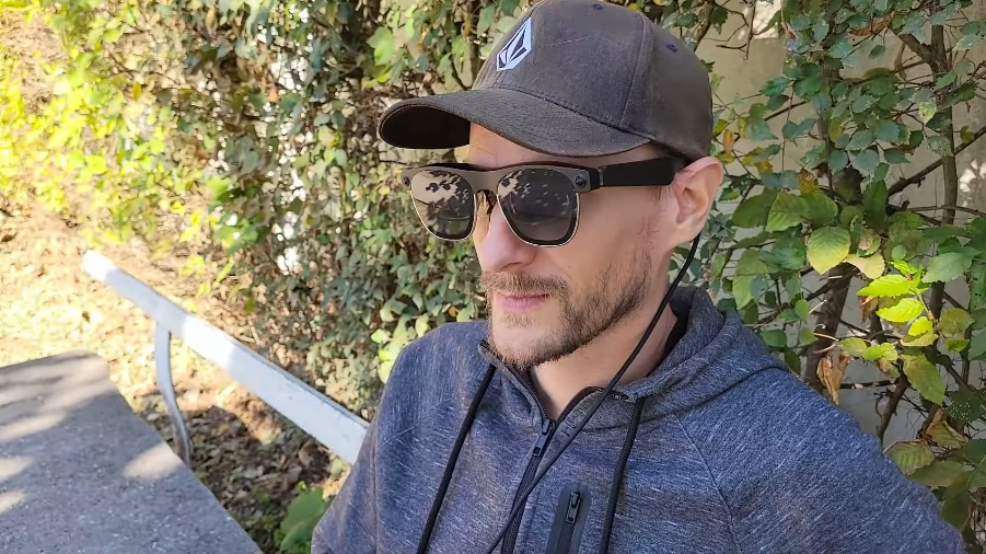 Homme qui porte des lunettes connectées