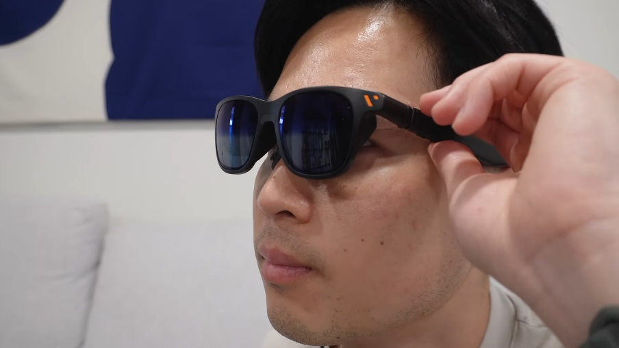 Homme portant les lunettes Viture XR