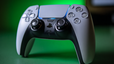 Une manette DualSense est inséparable d'une console PS5.